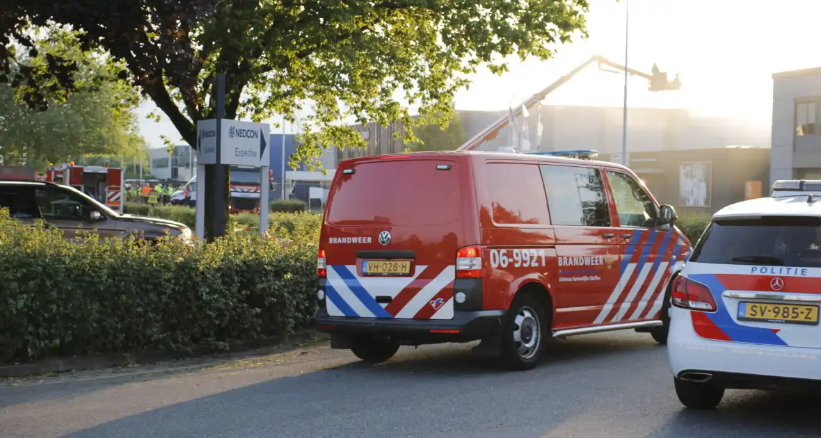 Veel rook bij grote brand in werkplaats - Foto 2