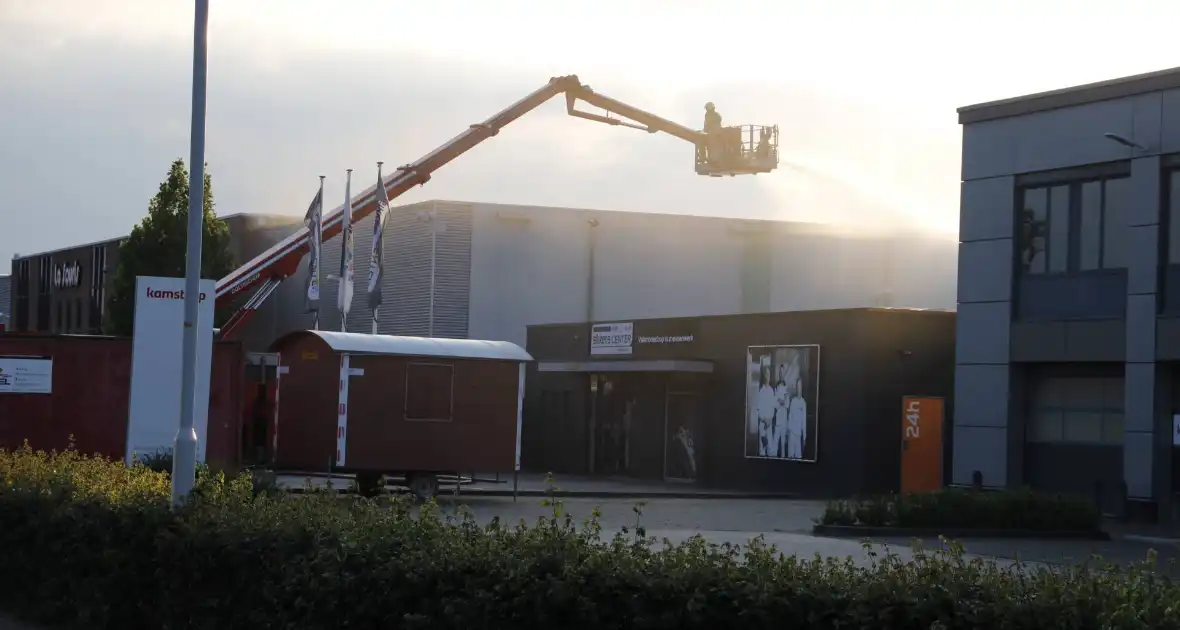 Veel rook bij grote brand in werkplaats - Foto 3