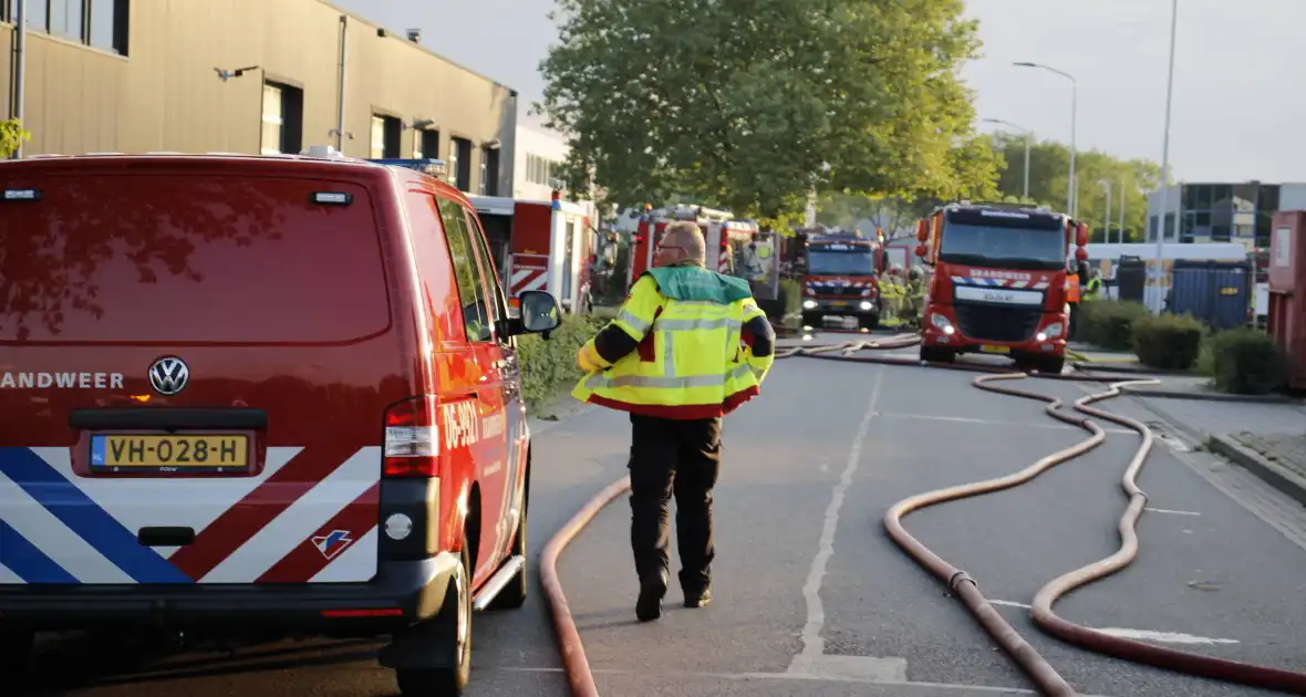 Veel rook bij grote brand in werkplaats - Foto 4