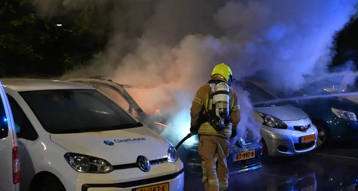 Geparkeerd staande auto verwoest vanwege brand - Foto 1