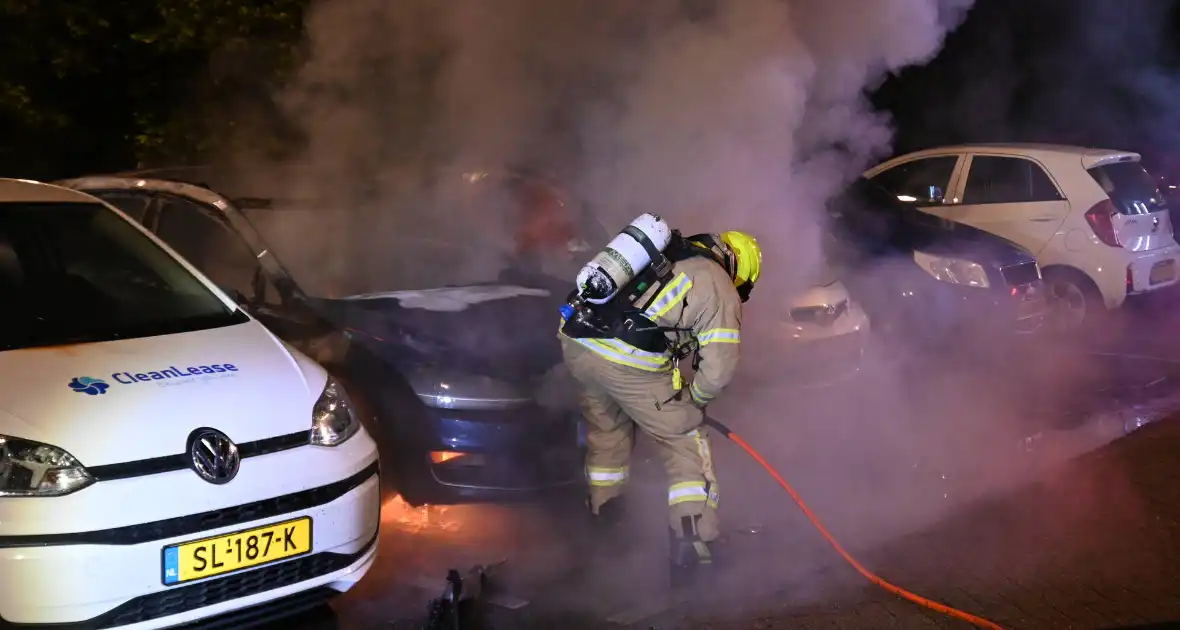 Geparkeerd staande auto verwoest vanwege brand - Foto 10