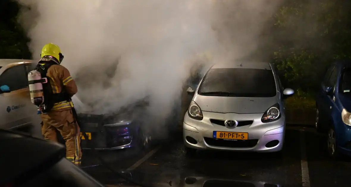 Geparkeerd staande auto verwoest vanwege brand - Foto 12