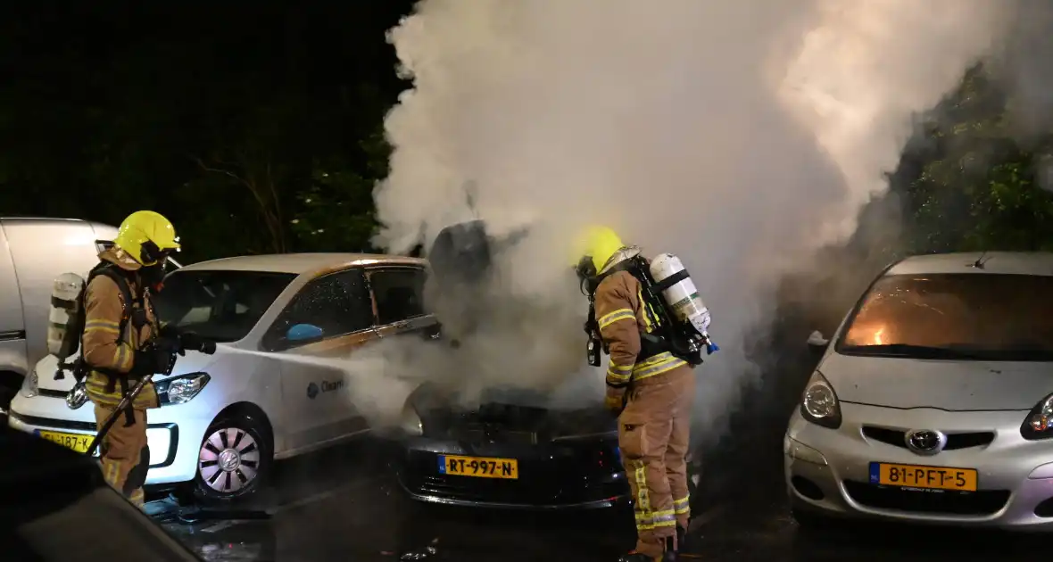 Geparkeerd staande auto verwoest vanwege brand - Foto 13