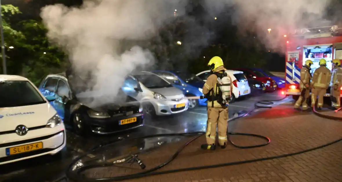 Geparkeerd staande auto verwoest vanwege brand - Foto 15