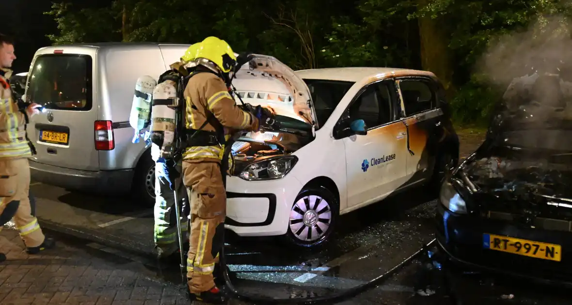 Geparkeerd staande auto verwoest vanwege brand - Foto 19