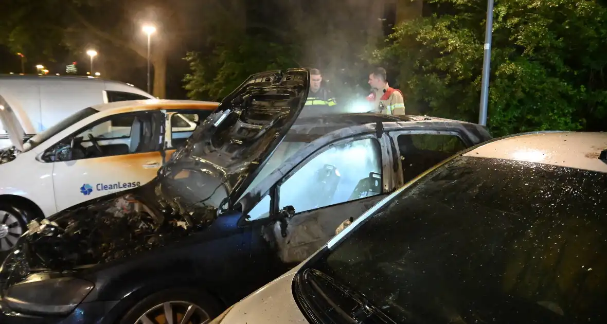 Geparkeerd staande auto verwoest vanwege brand - Foto 21