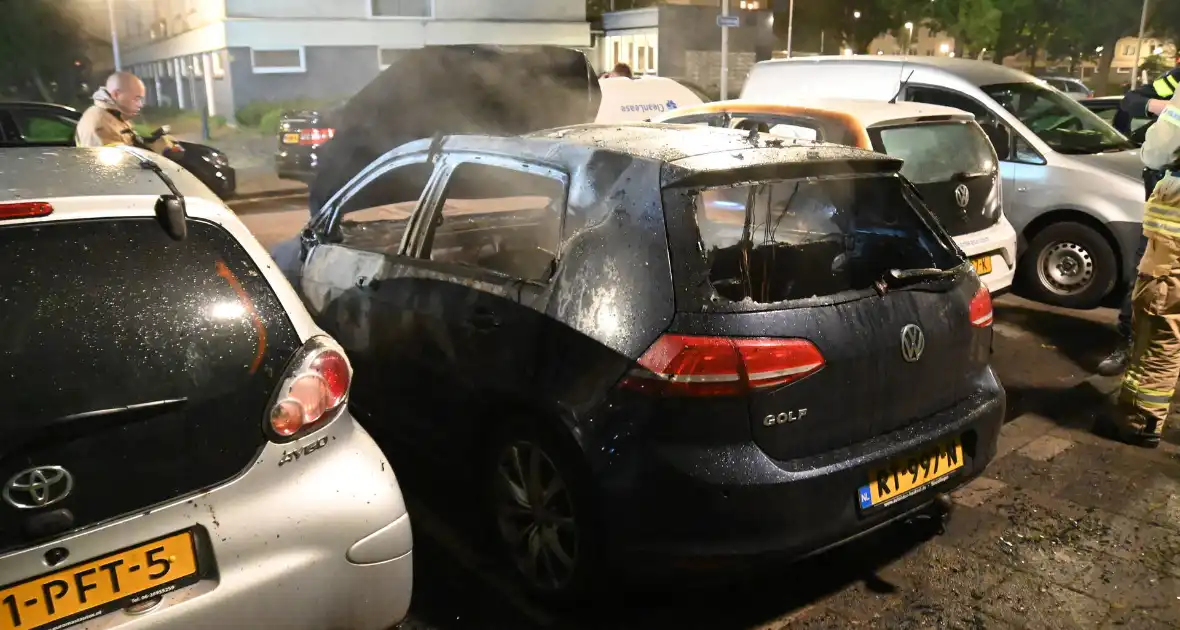 Geparkeerd staande auto verwoest vanwege brand - Foto 26