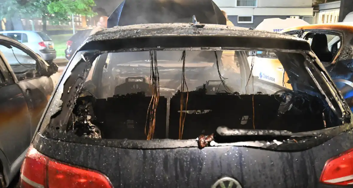 Geparkeerd staande auto verwoest vanwege brand - Foto 27