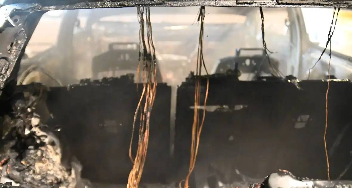 Geparkeerd staande auto verwoest vanwege brand - Foto 29
