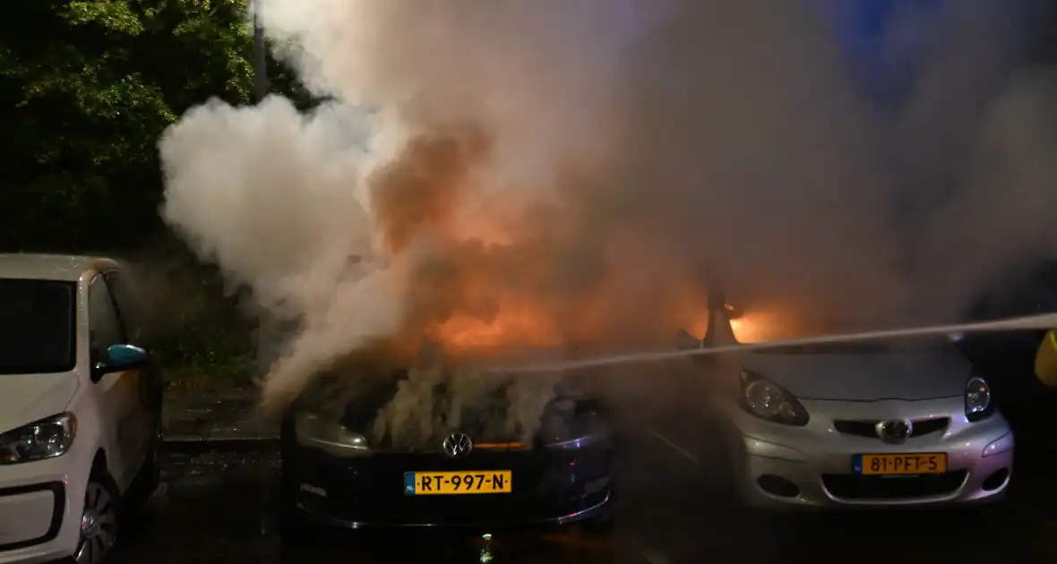 Geparkeerd staande auto verwoest vanwege brand - Foto 3