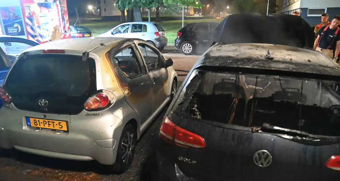 Geparkeerd staande auto verwoest vanwege brand - Foto 30