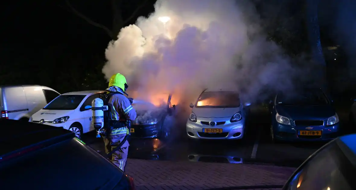Geparkeerd staande auto verwoest vanwege brand - Foto 5