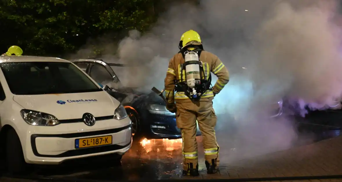 Geparkeerd staande auto verwoest vanwege brand - Foto 8