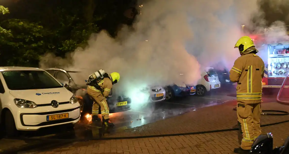 Geparkeerd staande auto verwoest vanwege brand - Foto 9