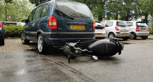 Automobilist rijdt voorbijrijdende scooter aan
