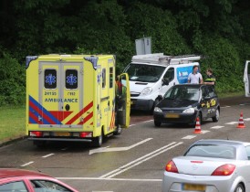 Bestelbus en personenauto botsen voor verkeerslichten