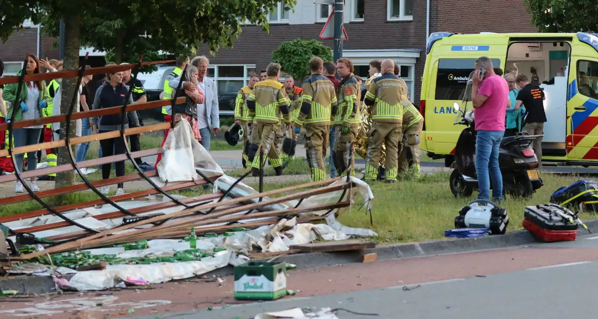 Meerdere gewonden nadat kampioenswagen kantelt - Foto 1