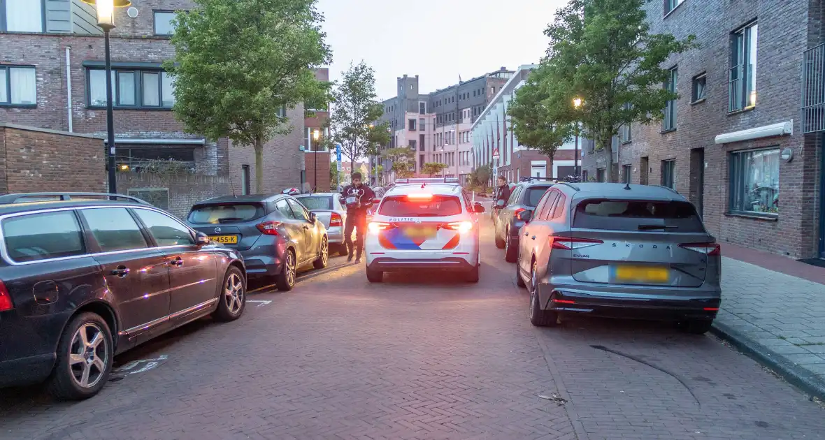 Man beschadigd meerdere voertuigen en word straat verderop aangehouden