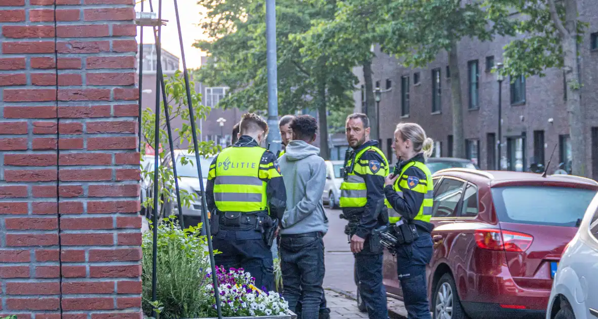 Man beschadigd meerdere voertuigen en word straat verderop aangehouden - Foto 1