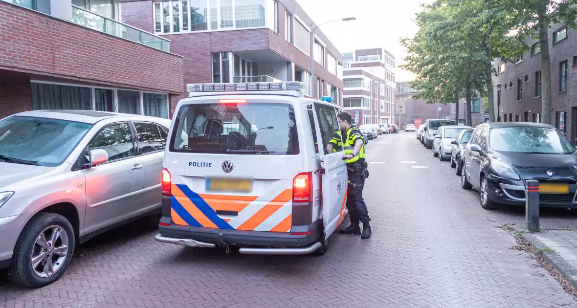 Man beschadigd meerdere voertuigen en word straat verderop aangehouden - Foto 2