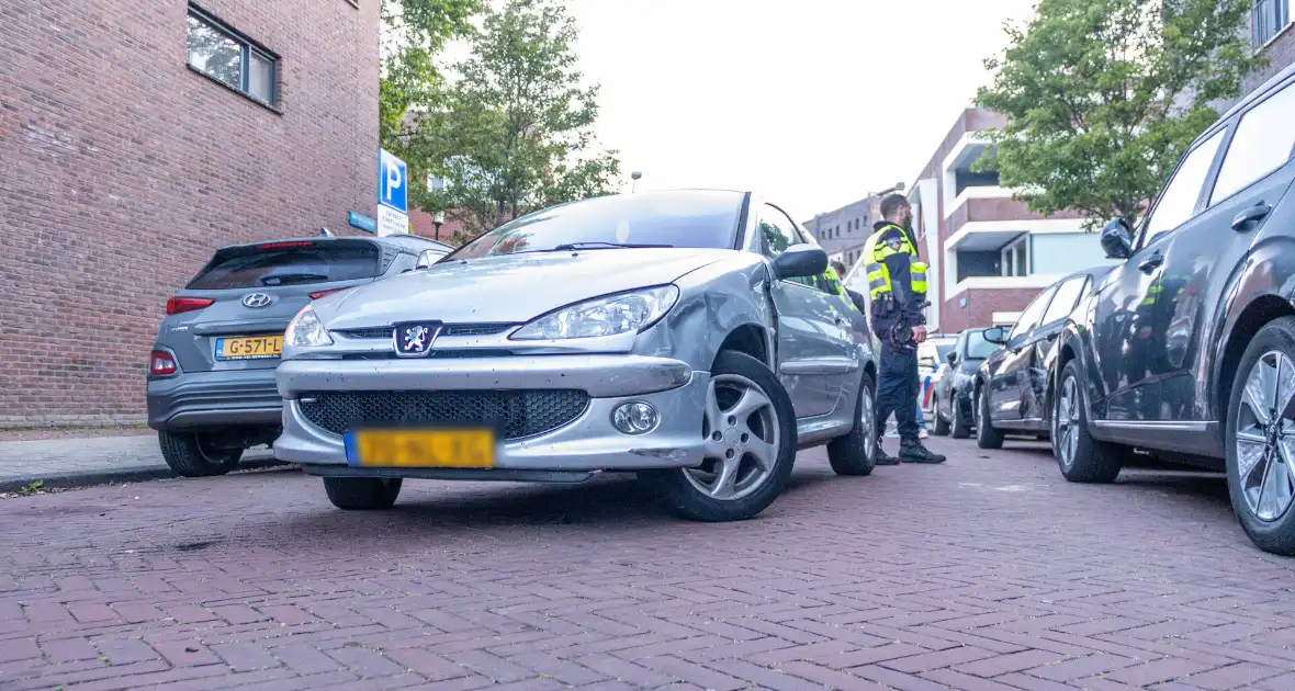 Man beschadigd meerdere voertuigen en word straat verderop aangehouden - Foto 7