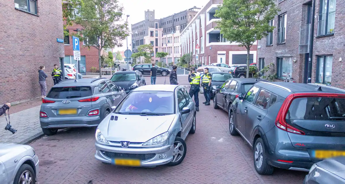 Man beschadigd meerdere voertuigen en word straat verderop aangehouden - Foto 8