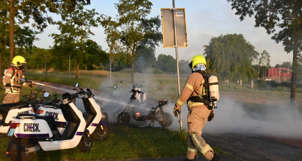 Vier deelscooters volledig uitgebrand - Afbeelding 1