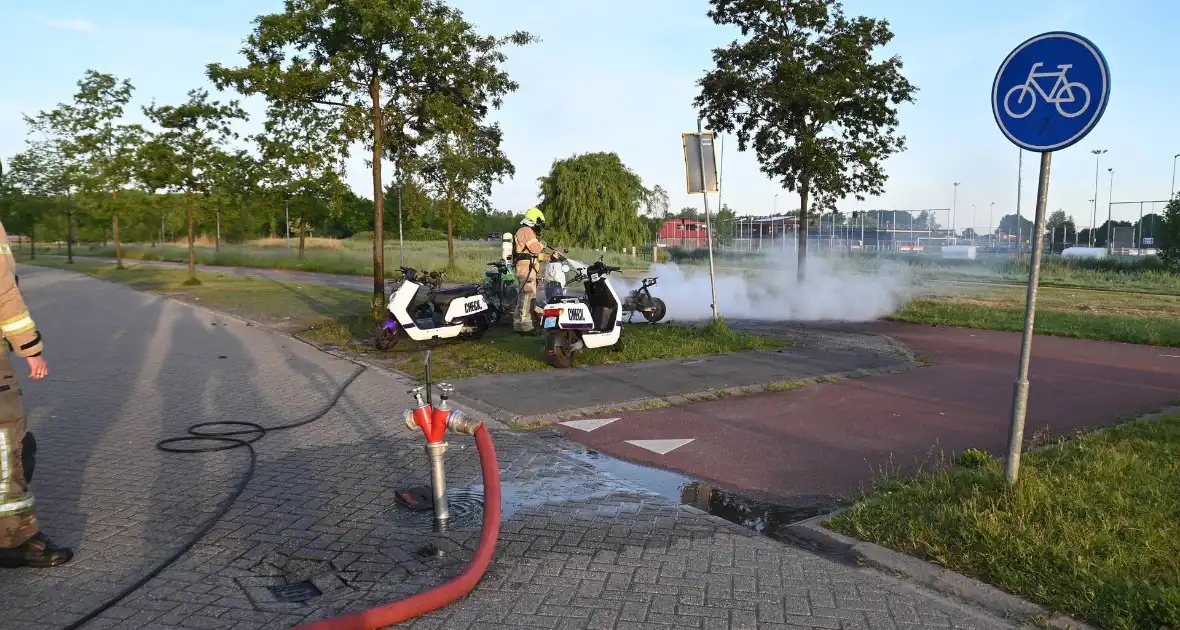 Vier deelscooters volledig uitgebrand - Foto 10