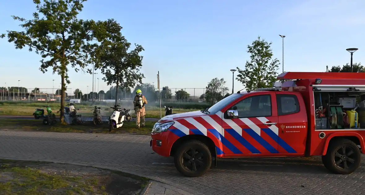 Vier deelscooters volledig uitgebrand - Foto 11