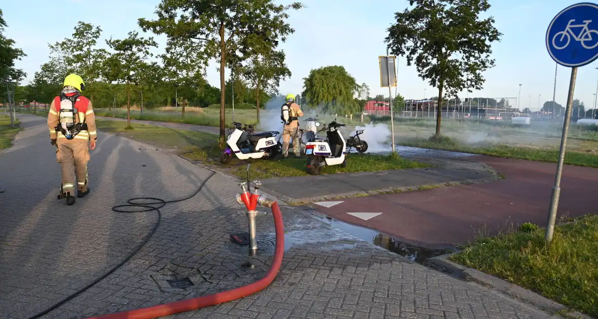 Vier deelscooters volledig uitgebrand - Foto 12