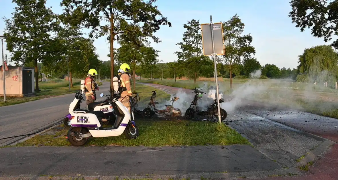 Vier deelscooters volledig uitgebrand - Foto 13