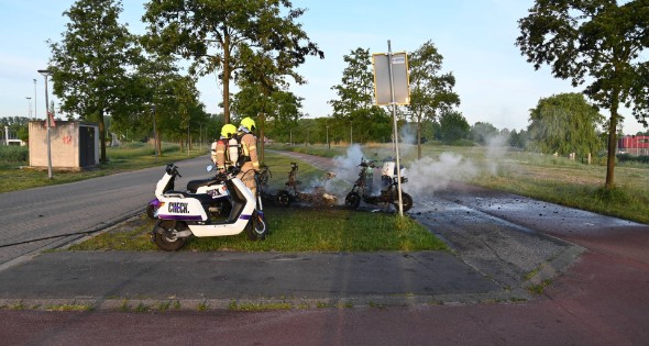 Vier deelscooters volledig uitgebrand - Afbeelding 14
