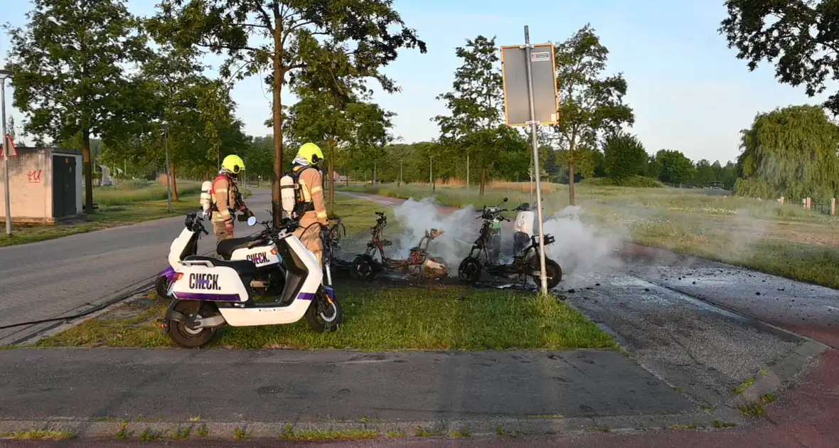 Vier deelscooters volledig uitgebrand - Foto 15