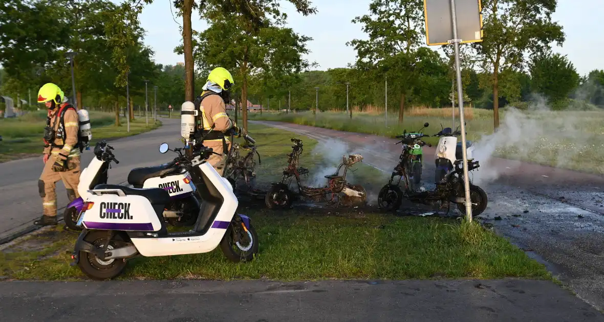 Vier deelscooters volledig uitgebrand - Foto 16