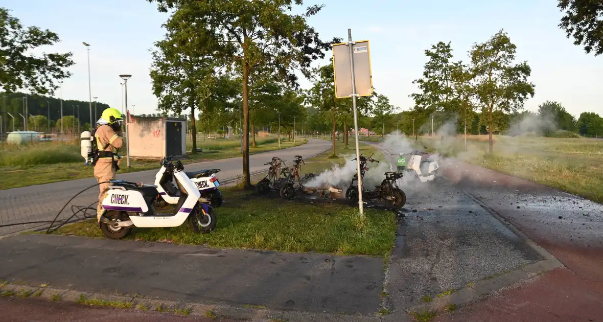 Vier deelscooters volledig uitgebrand - Foto 17