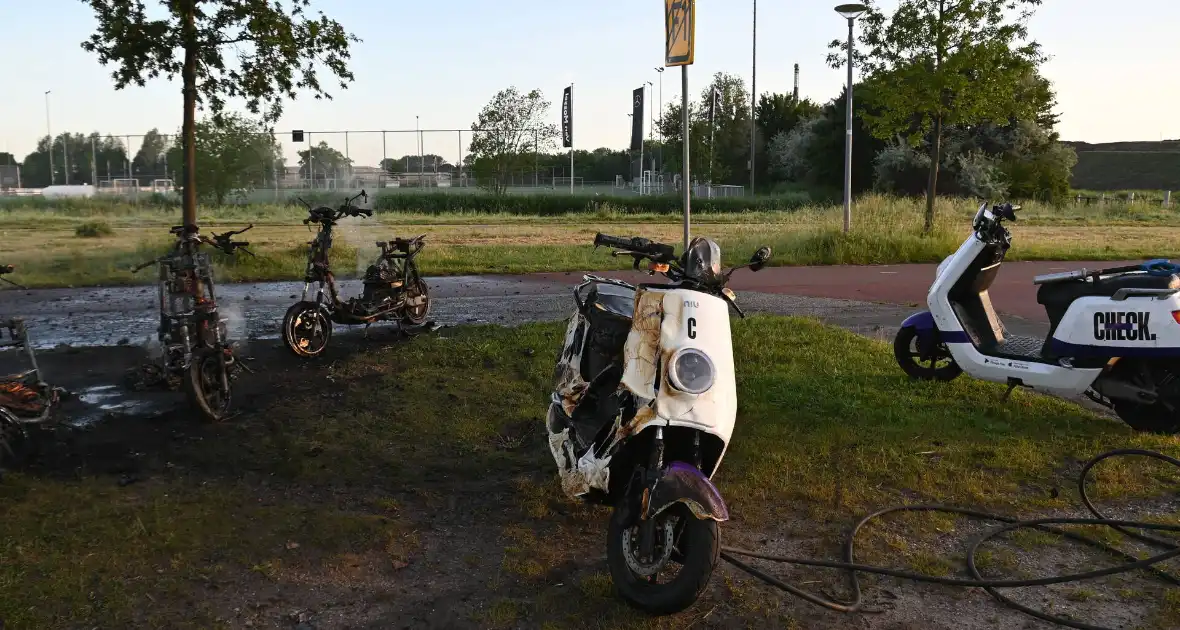 Vier deelscooters volledig uitgebrand - Foto 18