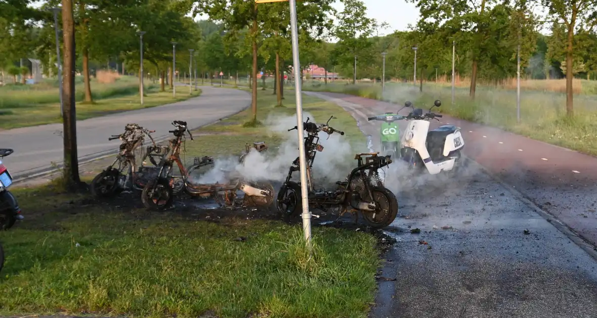 Vier deelscooters volledig uitgebrand - Foto 19