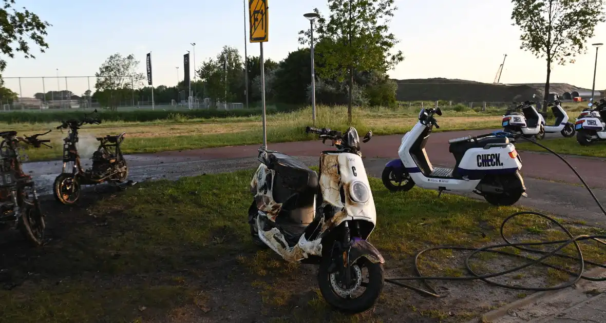 Vier deelscooters volledig uitgebrand - Foto 20