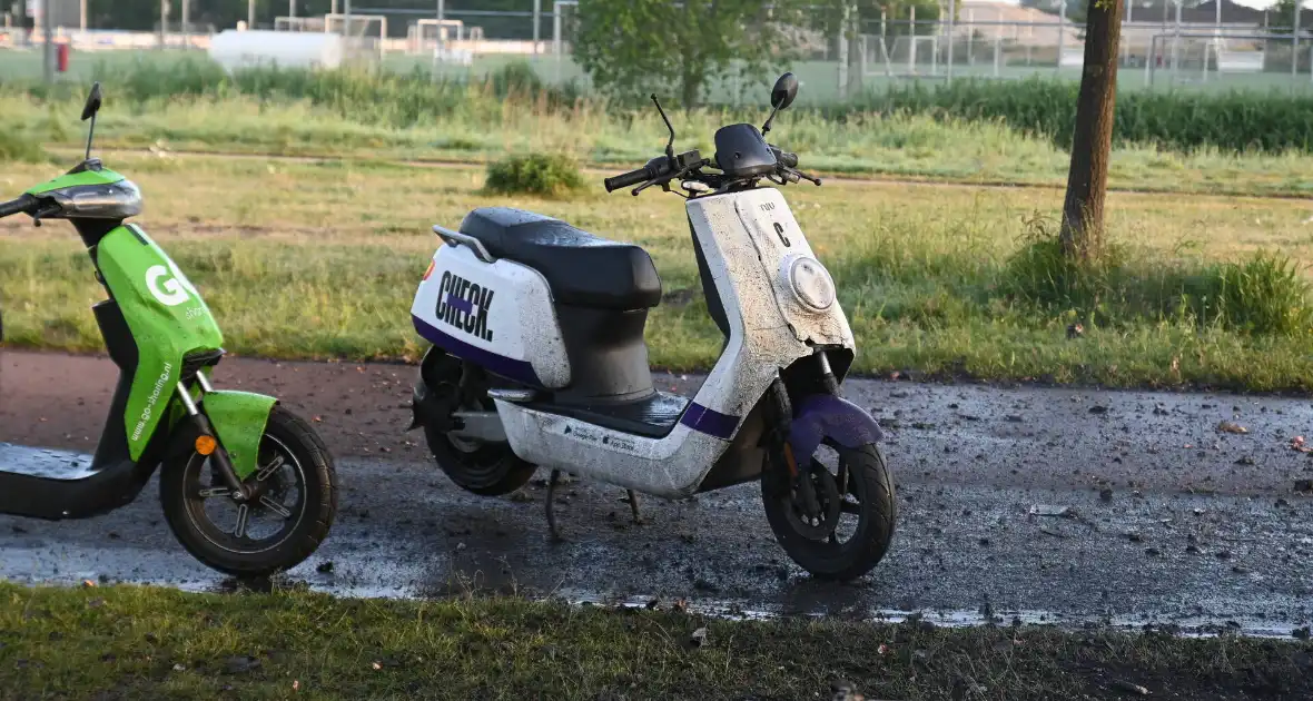 Vier deelscooters volledig uitgebrand - Foto 21