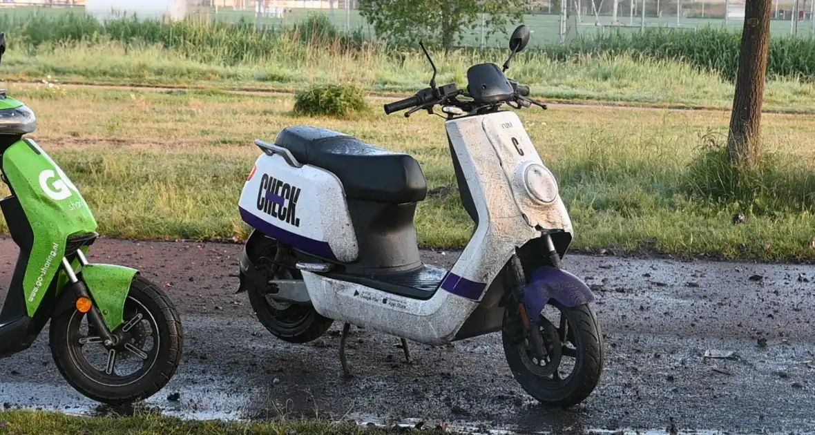 Vier deelscooters volledig uitgebrand - Foto 22