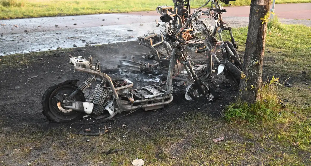 Vier deelscooters volledig uitgebrand - Foto 23