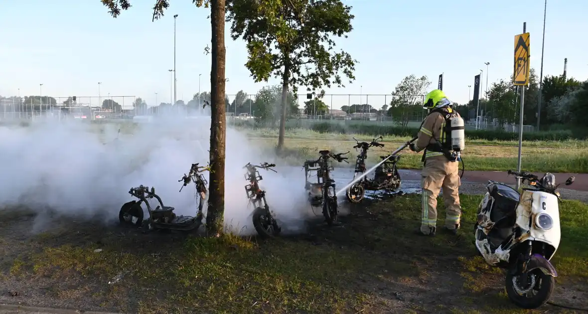 Vier deelscooters volledig uitgebrand - Foto 24