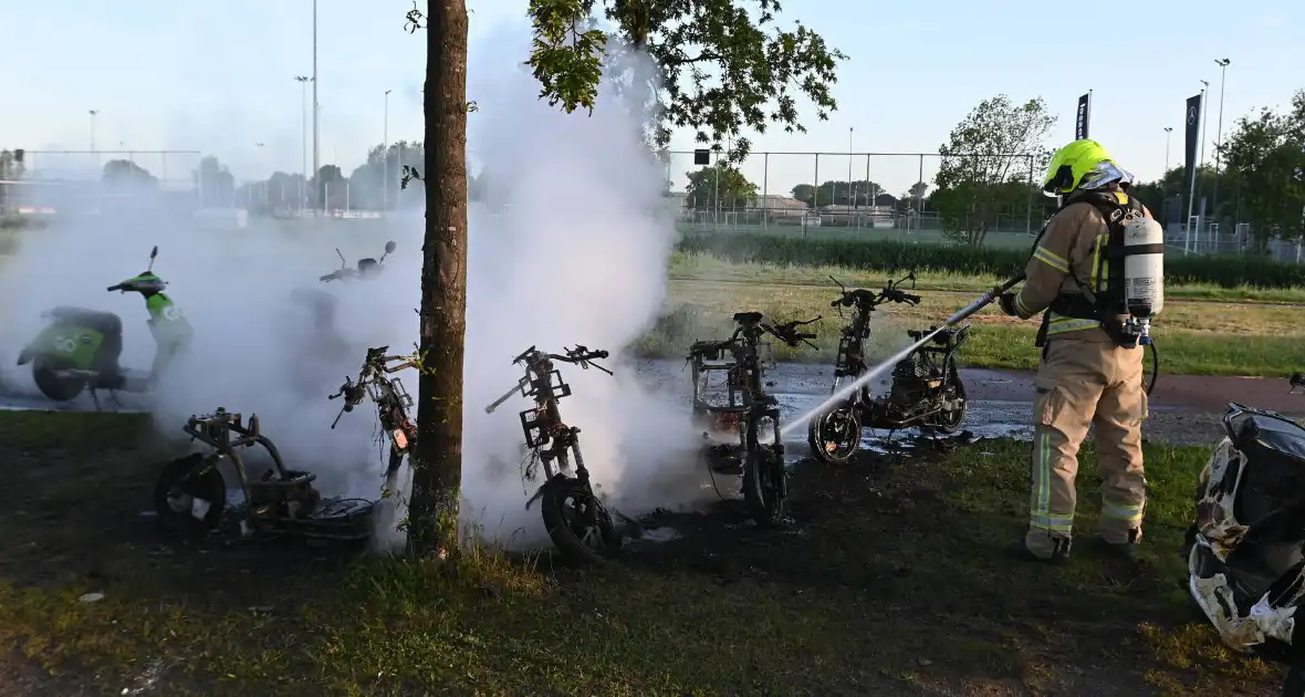 Vier deelscooters volledig uitgebrand - Foto 25