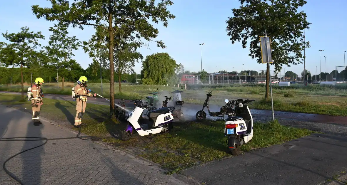 Vier deelscooters volledig uitgebrand - Foto 26