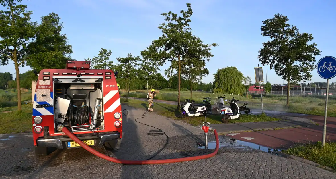 Vier deelscooters volledig uitgebrand - Foto 28