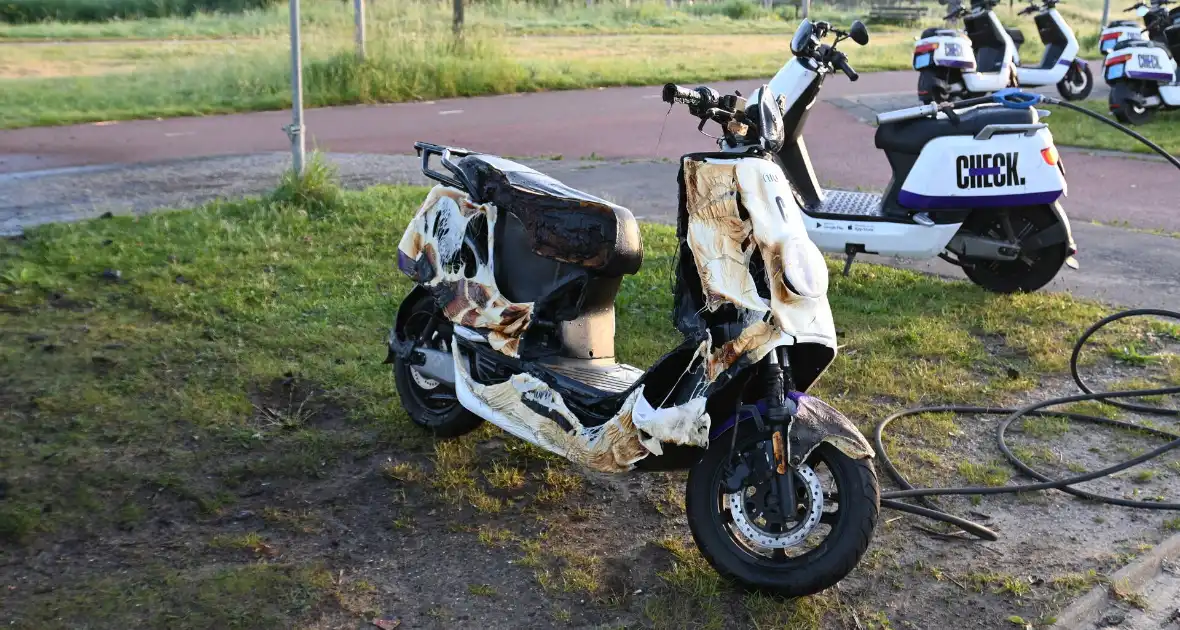 Vier deelscooters volledig uitgebrand - Foto 29