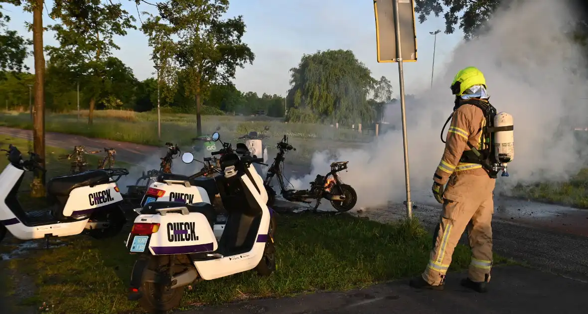 Vier deelscooters volledig uitgebrand - Foto 3