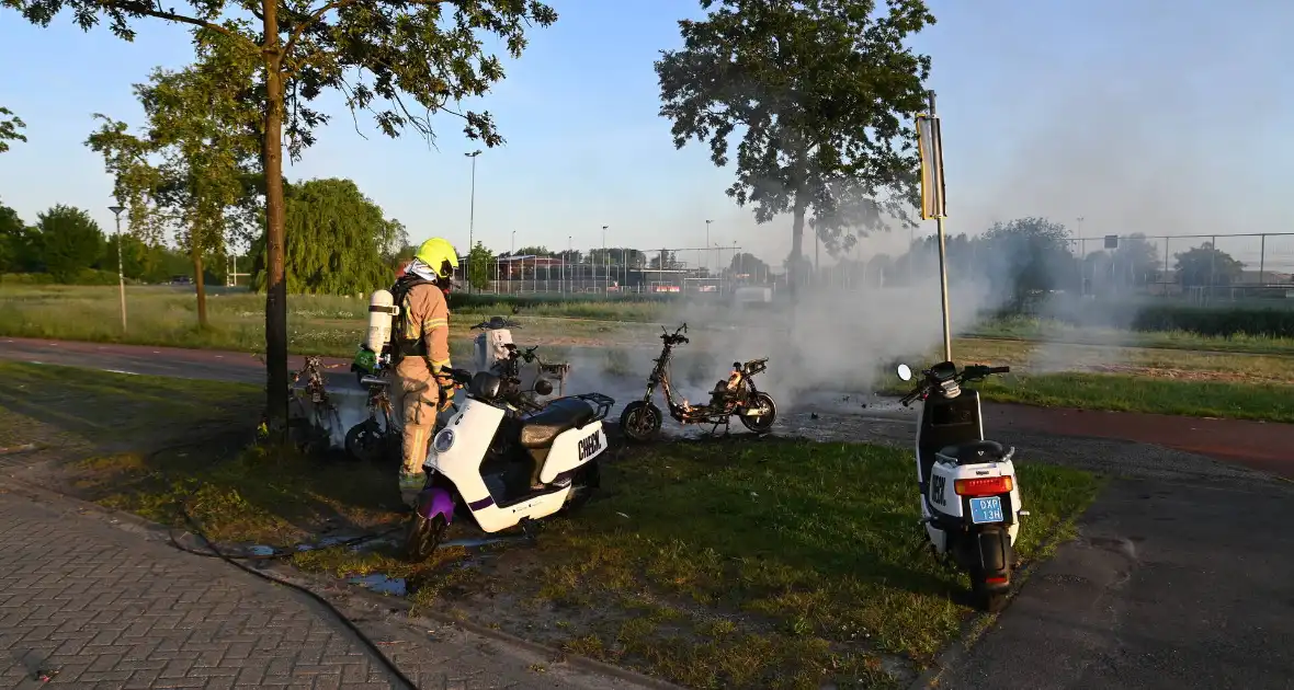 Vier deelscooters volledig uitgebrand - Foto 4