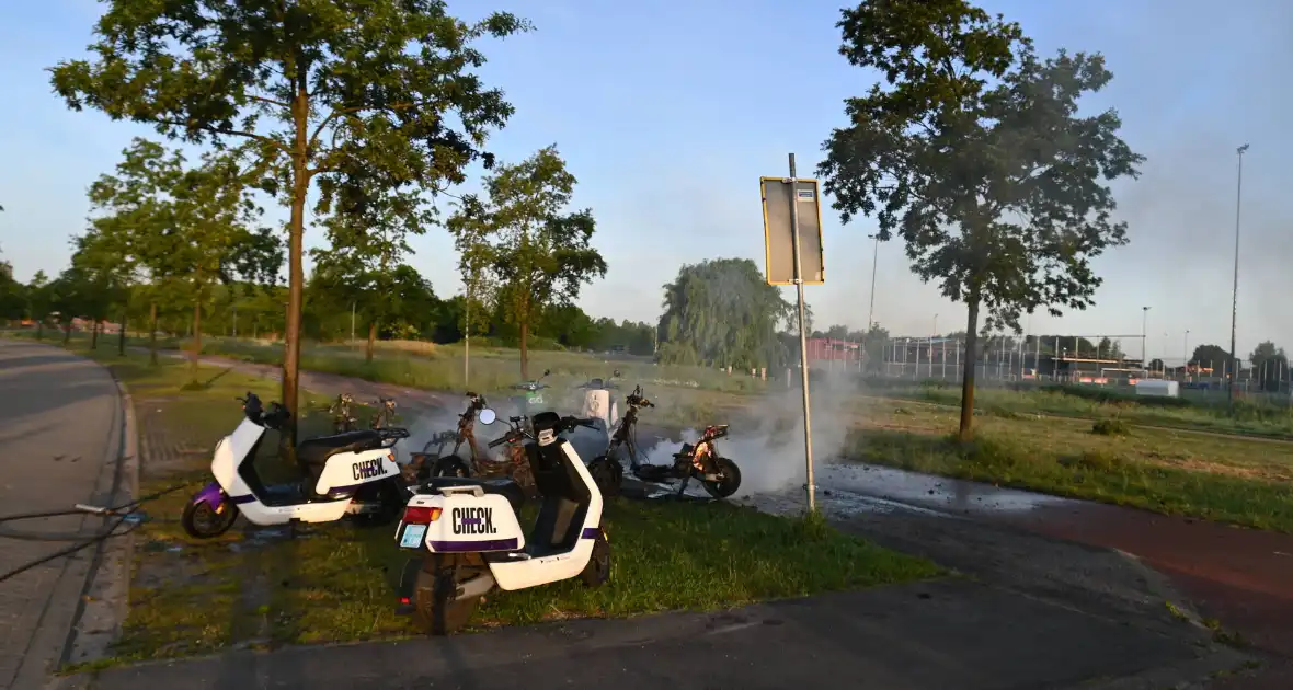 Vier deelscooters volledig uitgebrand - Foto 5
