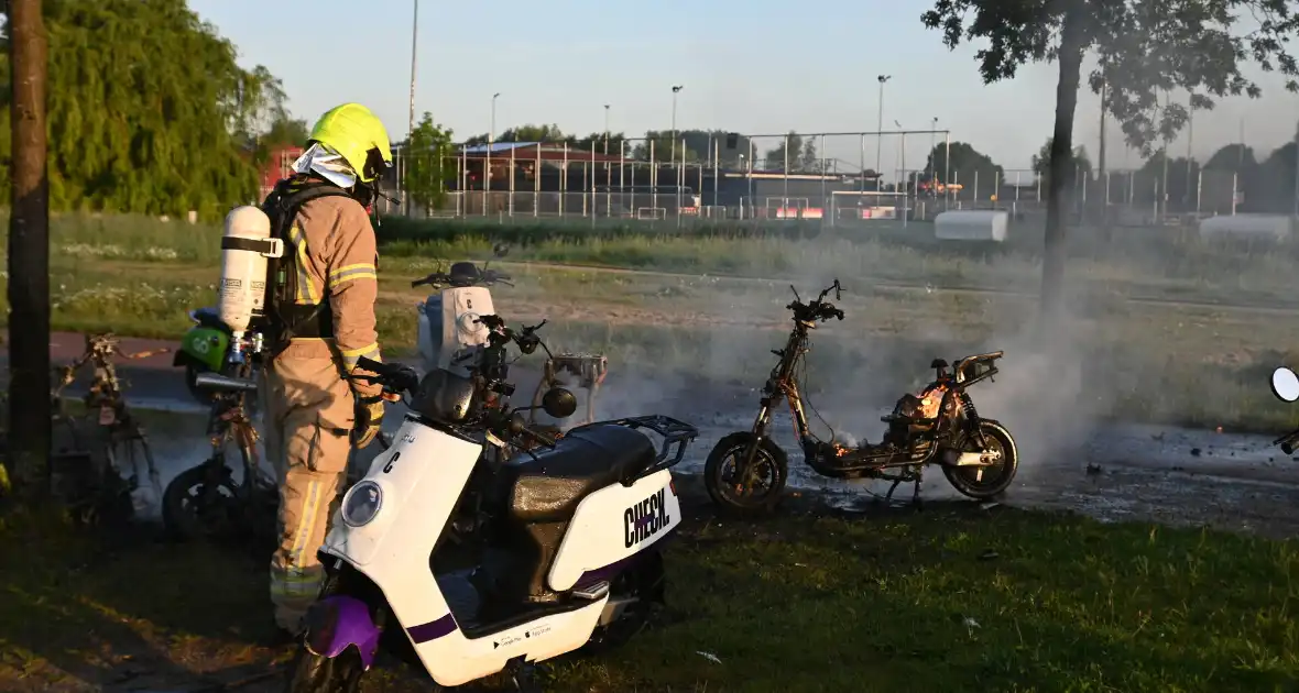 Vier deelscooters volledig uitgebrand - Foto 6